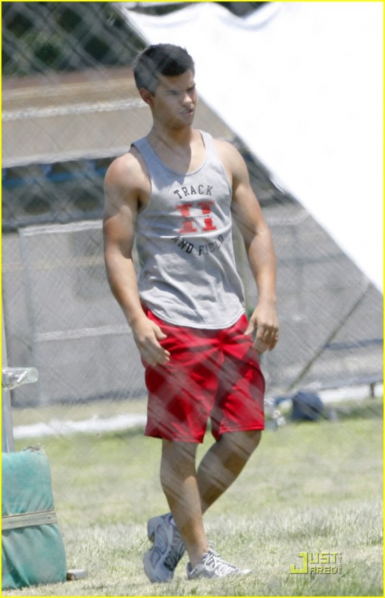 taylor-lautner-track-field-05-560x870.jpg